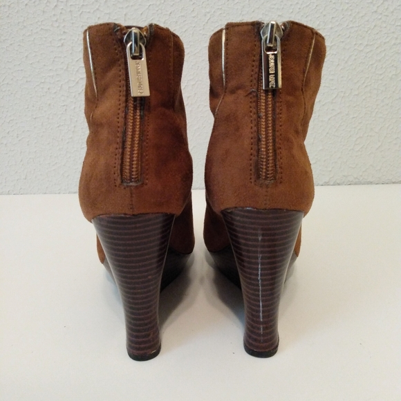 Jennifer Lopez Brown Gold Faux Suede Zip Ankle 4 1/4" Wedge Bootie Heels sz 6 - Picture 9 of 15